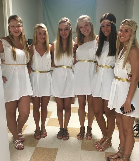 Toga party Toga Theme Night, Homecoming Toga Day, Greek Party Costume, Toga Dress Up Day, Homemade Toga Costume Diy, Greece Costume Ideas, Senior Toga Ideas, Toga Outfits For Women, Toga Outfit Spirit Week