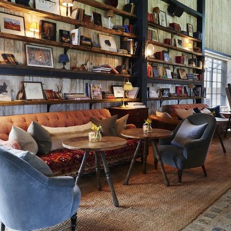 Country Style Cafe Interior Design, Farmhouse Cafe Decor, Lounge Cafe Interior, Country Cafe Design, Cafe With Couches, Bar Interior Design Vintage, Cafe Lounge Design, Classic Cafe Design, Vintage Cafe Decor