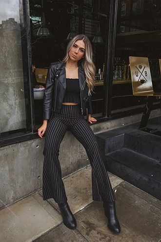 Pinstriped Flare Pants Stripped Pants Outfit, Pinstripe Pants Outfit, Flares Outfit, Outfit Formal Mujer, Stripe Pants Outfit, Winter Pants Outfit, Estilo Hippie, Pastel Outfit, Pinstripe Pants