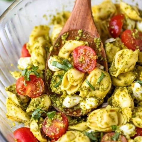 Pasta Salad Pesto, Pesto Salad Recipes, Tortellini Pesto, Tortellini Pasta Salad Recipes, Tortellini Pasta Salad, Summer Pasta Salad Recipes, Salad Appetizer Cups, Cookout Side Dishes, Pesto Tortellini