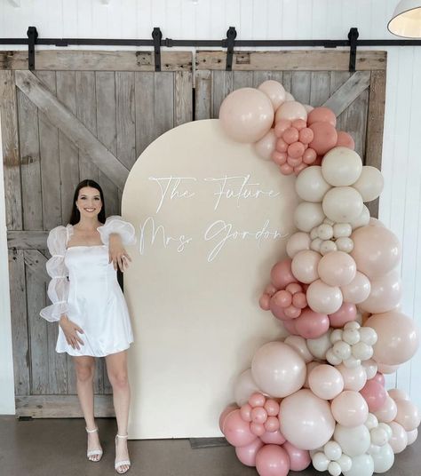 Bridal Shower Ideas Photo Booth, Pink Bridal Shower Balloons, Hens Party Backdrop, Hen Do Balloon Arch, Future Mrs Backdrop, Balloon Garland Welcome Sign, Bridal Tea Party Backdrop, Backdrop For Bridal Shower Pictures, Balloon Arch Bridal Shower Backdrop