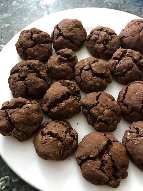 Chocolate Amaretto Cookies Recipe Chocolate Crackle Cookies Recipes, Italian Food Desserts, Amaretto Cookies, Chocolate Biscuit Recipe, Alcohol Desserts, Pumpkin Spice Latte Cake, Chocolate Crackle Cookies, Latte Cake, Crackle Cookies