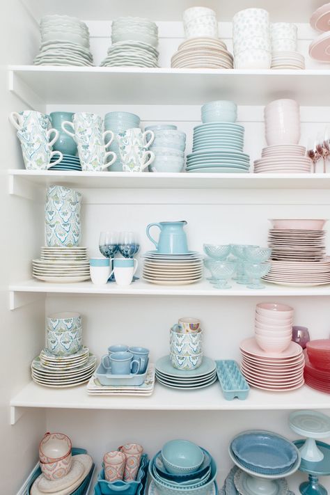 dish pantry organization Dish Collection Display, China Storage Ideas Small Spaces, How To Display Dishes, China Cabinet Organization, Dishware Storage, Kitchen Cabinet Styling, Plate Cupboard, China Pantry, English China Patterns