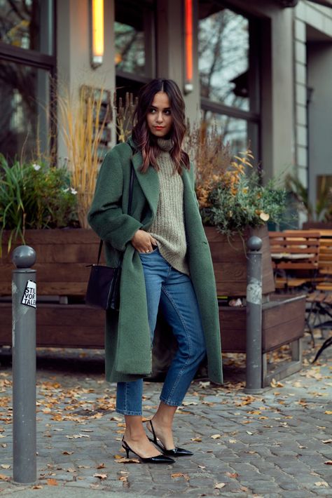 Pullover Sweaters Outfits, Baby Mode, Fall Fashion Coats, Looks Jeans, Blazer Outfit, Mode Casual, Green Coat, Coat Outfits, Fashion Mode