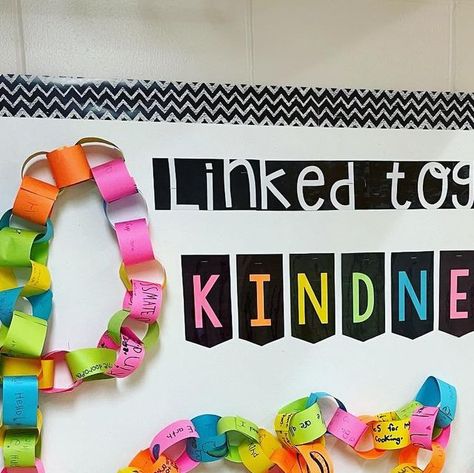 Amazing Kindness Themed Back to School Bulletin Boards - Sea of Knowledge Bulletin Board About Kindness, Resilience Bulletin Board, Paper Chain Bulletin Board, Raise Craze Ideas, Kindness Week Bulletin Board, Kindness Poster Ideas Schools, Kindness Bulletin Board Elementary, Raise Craze, Kindness Bulletin Board Ideas