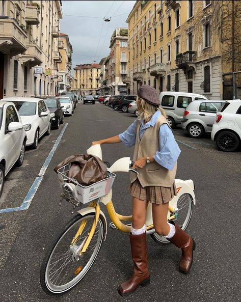 Bicycle Outfits For Women, Mini Skirt Boots, Sofia Coelho, Italy Instagram, Skirt Boots, Styling Outfits, Brown Mini Skirt, Slay Outfits, Modern Street Style