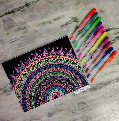 Mandala With Sketch Pens, Mandela Art On Black Paper, Neon Pens On Black Paper, Mandala In Black Paper, Easy Gel Pen Drawings, Neon Mandala On Black Paper, Gelly Roll Mandala, Mandala Drawing On Black Paper, Gelly Roll Pens Art Doodles