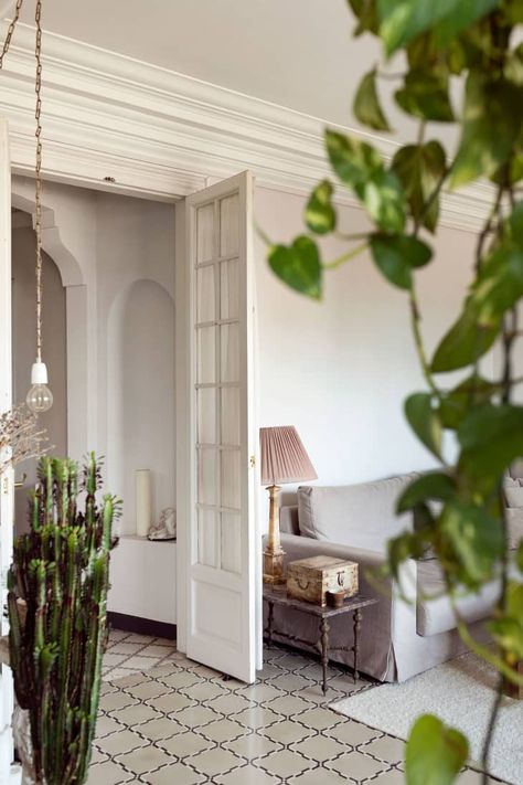 This Interior Designer’s Barcelona Apartment Is Simply Stunning Indoor Columns, Apartment Barcelona, Modern Rustic Bedrooms, Barcelona Home, Gorgeous Apartment, Barcelona Apartment, Inside Interiors, Ikea Home, Home Apartment