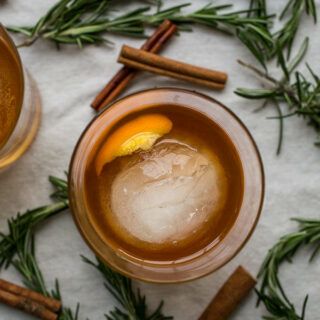 Cinnamon Rosemary Old Fashioned Recipe - Salted Plains Rosemary Old Fashioned, Winter Cocktail Party, Rosemary Cocktail, Warm Winter Drinks, Vegan Eggnog, Collins Cocktail, Bitters Recipe, Old Fashioned Recipe, Rosemary Simple Syrup