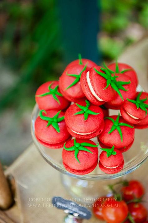 tomato macarons Italy Party, Italian Themed Parties, Italian Dinner Party, Italian Party, Twin Birthday Parties, 귀여운 음식 그림, Macaroon Recipes, Macaron Recipe, Italian Dinner