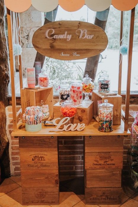 La Ferme du Moulinat Rustic Wedding Candy Table, Candy Bar Palette, Wedding Candy Bar Buffet, Rustic Candy Bar, Candy Buffet Bar, Wedding Candy Table, Diy Candy Bar, Sweet Table Wedding, Bar Deco