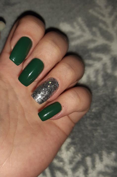 Dark Green And Glitter Nails, Green And Sparkle Nails, Green And Silver Nails Acrylic, Dark Green Nails With Glitter, Green And Silver Makeup, Green And Silver Nail Designs, Silver And Green Nails, Green Nails With Glitter, Green Nails Glitter