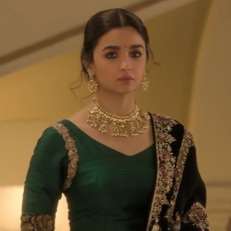 😩🖤 #Kalank Alia Bhatt Lehenga, Alia Bhatt Fashion, Salwar Neck Designs, Alia Bhatt Photoshoot, Shadi Dresses, Indian Designer Suits, Dress Neck Designs, Bollywood Wedding, Indian Bridal Dress