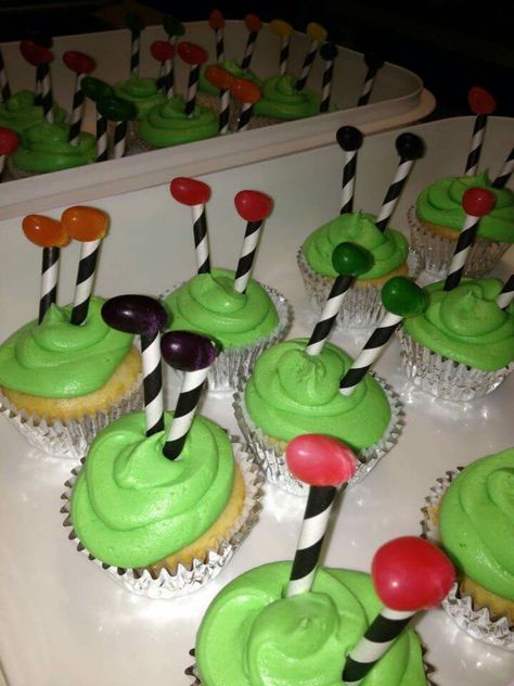 Wizard of Oz cupcakes Wizard Of Oz Food, Wizard Of Oz Themed Food, Wizard Of Oz Halloween Decorations, Wizard Of Oz Party Food, Wizard Of Oz Food Ideas, Wizard Of Oz Birthday Party, Wizard Of Oz Snack Ideas, Wizard Of Oz Treats Ideas, Wizard Of Oz Party