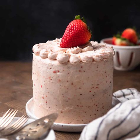 This delicious strawberry vanilla cake has 3 soft and tender vanilla cake layers. It's topped and filled with strawberry buttercream. Strawberry Crumb Cake, Strawberry Cream Cheese Icebox Cake, Cream Cheese Icebox Cake, Vanilla Buttercream Icing, Strawberry Cake Filling, Strawberry Vanilla Cake, Swiss Rolls, Moist Vanilla Cake, Yum Recipes