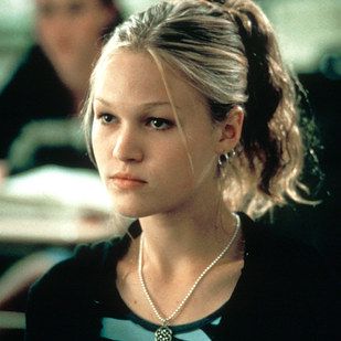 Tying your hair back into a greasy ponytail and pulling two strands out of the front to frame your face. | 24 Forgotten Trends All Mid-'00s Teen Girls Were Slightly Obsessed With 2000s Hairstyles, 90s Hairstyles, Grunge Hair, Hairstyles For School, Aesthetic Hair, Beauty Trends, Pretty Hairstyles, Hair Goals, Hair Looks