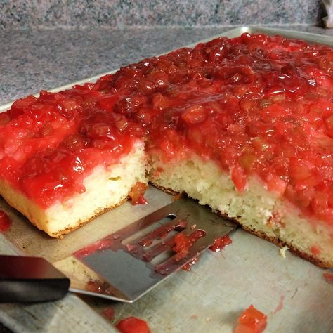 Upside Down Rhubarb Cake, Cornmeal Cake Recipe, Rhubarb Filling, Refrigerator Desserts, Strawberry Upside Down Cake, Rhubarb Cake Recipes, Rhubarb Upside Down Cake, Strawberry Gelatin, Fresh Fruit Desserts