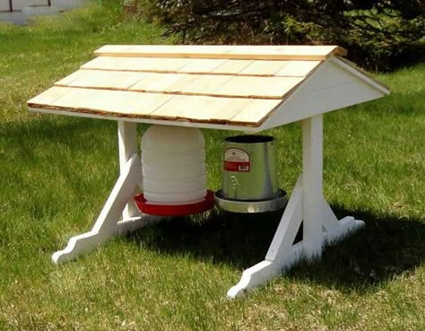 Nice feeding and watering station would keep the rain out of the food and the sun out of the water. Portable Chicken Coop, Chicken Feeders, Chicken Life, Coops Diy, Chickens And Ducks, Water Station, Best Chicken Coop, Chicken Coop Designs, Chicken Coop Ideas