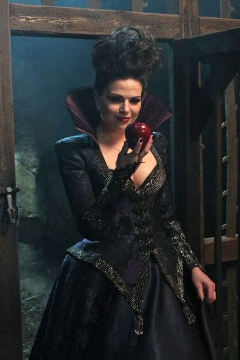 tumblr_m2sx00pPrF1qks8rn Regina Evil Queen, Belle Blue Dress, Evil Queens, Queen Outfit, Swan Queen, Outlaw Queen, Regina Mills, Jennifer Morrison, Emma Swan