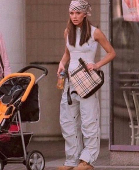 Me As A Mom, La Outfit, Posh And Becks, Victoria And David, Victoria Beckham Outfits, Boys Fall Outfits, Victoria Beckham Style, 2000s Outfits, Timberlands