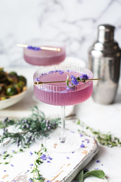 Purple Gin, Cocktail Gin, Lavender Syrup, Gin Cocktail Recipes, Gin Cocktail, Gin Fizz, Fancy Drinks, Champagne Cocktail, Pretty Drinks