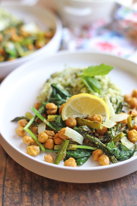 Chickpeas And Spinach, Roasted Asparagus Recipe, Pesto Rice, Asparagus Recipes Roasted, Garlic Spinach, Vegan Chickpea, Vegetable Prep, Pasta Rice, Summer Tomato