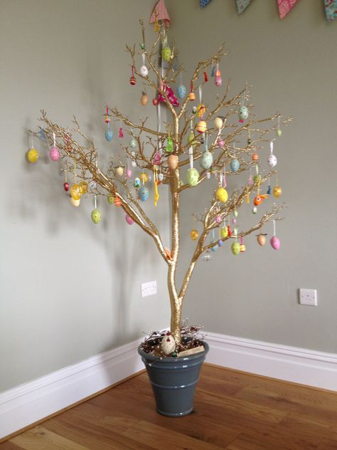 Easter Tree at Nyland Manor Recipes Easter, Creative Easter Eggs, Easter Home Decor, Easter Egg Tree, Decoration Easter, Easter Garland, Home Decor Table, Crafts Easter, Easy Easter Crafts