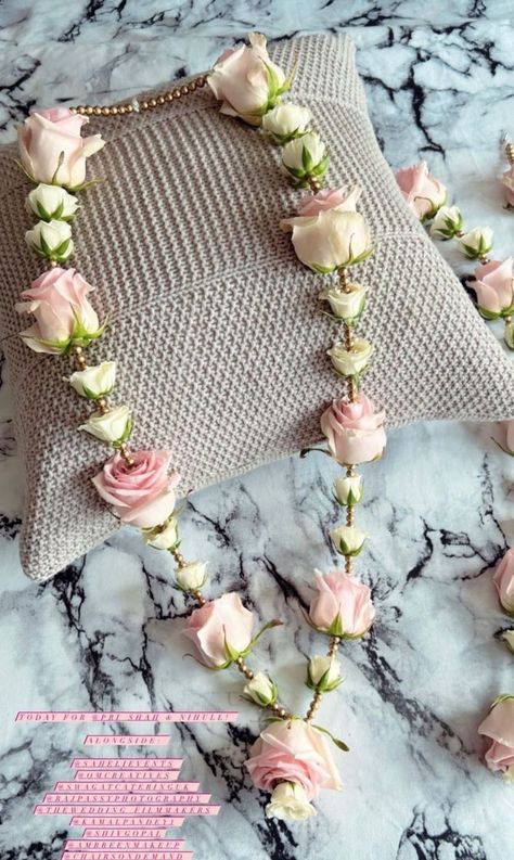 Simple Flower Garland, Simple Garland For Engagement, Engagement Flower Mala, Simple Varmala, Engagement Mala, Wedding Malai Design, Garlands Wedding Indian Flower, Varmala Ideas, Wedding Mala Rose