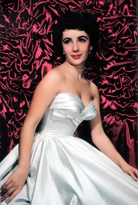 Elizabeth Taylor Edith Head Designs, Stars D'hollywood, Edith Head, Jacques Fath, Robes Glamour, Vestidos Retro, Sunday Style, Mtv Movie Awards, Couture Vintage