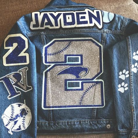 Denim jacket,  customized glitter vinyl designs. Baseball Jean Jacket, Viking Jacket, Nfl Wife, Football Gf, Christmas Outfit Ideas Casual, Baseball Attire, Outfits Layout, Outfit Cold Weather, Jean Jacket Diy