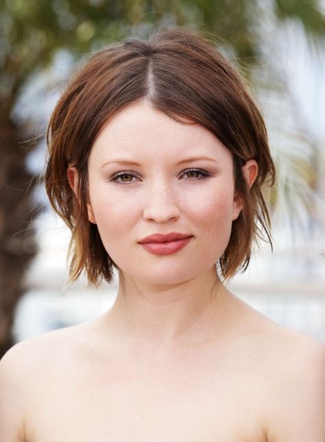 Short hair with middle part Center Part Hairstyles, Celebrity Short Hair, Wedge Hairstyles, Emily Browning, Middle Part Hairstyles, Square Face Hairstyles, Straight Hair Cuts, Asymmetrical Hairstyles, Hair Styles 2014