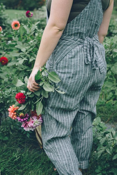 A Daily Something | Meet Lady Farmer, a Sustainable Apparel Company Overalls Gardening, Farmer Aesthetic, Gardening Overalls, Gardening Clothes, Gardening Style, Farm Fashion, Farmer Girl, Farm Clothes, Estilo Hippie