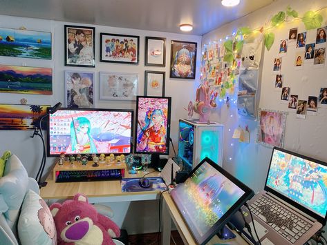 Digital Art Desk Setup Aesthetic, Artist Computer Desk Setup, Graphic Designer Room Setup, Digital Artist Desk Setup Aesthetic, Digital Artist Setup Aesthetic, Digital Art Set Up Desk, Webtoon Artist Workspace, Digital Art Setup Desk, Digital Art Studio Workspace