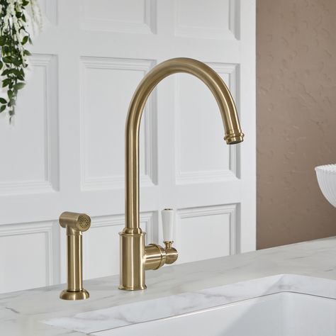 Enhance both the look and functionality of your traditional kitchen with the Milano Elizabeth single lever brushed brass kitchen mixer tap with pull-out spray head.Crafted from solid brass for guaranteed durability, this kitchen tap features a handy pull-out spray with 1.5m hose, allowing you to rinse pots and pans with ease. Hot and cold mixed water is supplied to the spray, and once the button is pressed, which is located on the back of the pull-out spray, automatically diverts from the spout Lavabo D Angle, L Shaped Bath, Modern Basin, Freestanding Bath Taps, Wall Mounted Bathroom Cabinets, Bad Accessoires, Wall Mounted Taps, Bath Shower Screens, Traditional Toilets