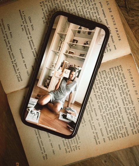 Library Photo Shoot, Book Photography Instagram, Photography Editing Apps, Artsy Photography, Self Photography, Bookstagram Inspiration, Instagram Creative Ideas, Book Instagram, Book Photo