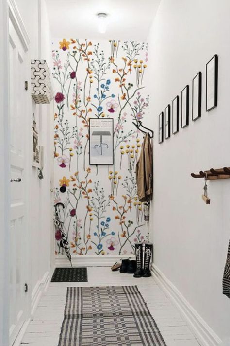 petite piece papier peint exemple couloir entrée mur du fond effet profondeur Narrow Entryway Ideas, Panelling Hallway, Hallway Wallpaper, Narrow Entryway, Drawing Room Decor, Upstairs Hallway, Hallway Design, Diy Apartment Furniture, Diy Baby Furniture