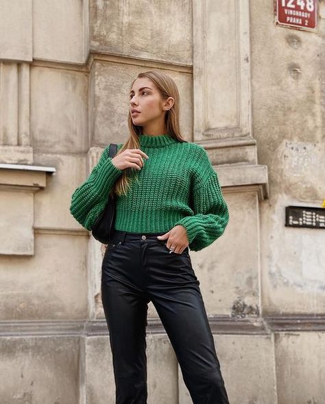 Green Crop Sweater Outfit, Crop Sweater Outfit, Green Sweater Outfit, Cropped Sweater Outfit, Simple Aesthetics, Sweater Outfit, Crop Sweater, Green Sweater, Cropped Sweater