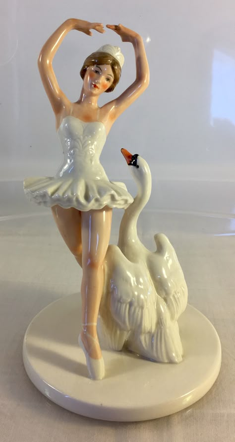 Ballerina Clay Sculpture, Porcelain Figures Aesthetic, Swan Lake Bedroom, Vintage Ceramic Figurines, Ballerina Reference, Clay Figures Aesthetic, Clay Ballerina, Swan Pottery, Figurines Aesthetic