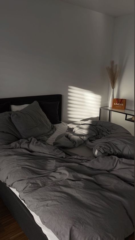 Dark Grey Bedding Aesthetic, Cozy Bed Aesthetic, Dark Minimalist Bedroom, Concrete Bedroom, Mens Bedroom Decor, White Room Decor, Man Room, Minimalist Room, Room Design Bedroom