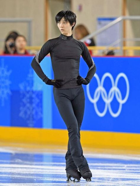 Yuruzu Hanyu, Male Pose Reference, Character Inspiration Male, Ice Skater, Ice Skaters, Sports Figures, Human Poses Reference, Olympic Champion, Sendai