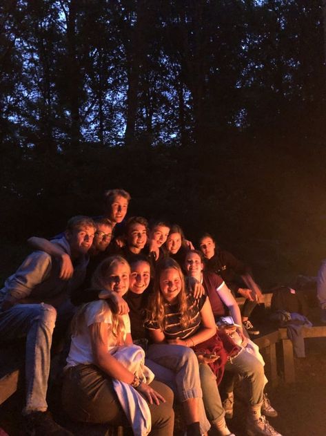 Camp Fire Friends, Camp Fire Aesthetic Friends, Cute Camping Pictures Friends, Camp Fire With Friends, Camping Photos Friends, Camp With Friends Aesthetic, Friend Camping Trip, Camp Pictures With Friends, Friends Camping Aesthetic