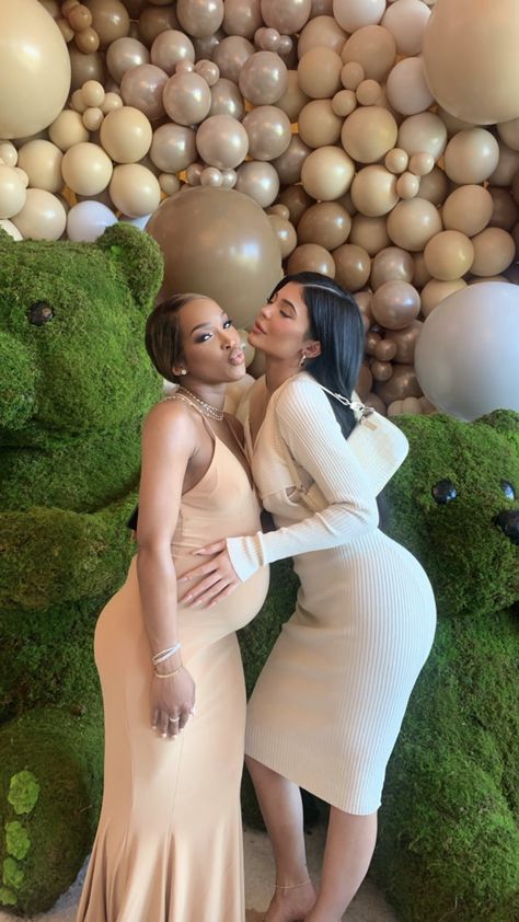 Kylie Jenner Baby Shower, Malika Haqq, Stile Kendall Jenner, Looks Kylie Jenner, Shower Outfits, Kardashian Family, Kylie Jenner Outfits, Baby Shower Outfit, Kylie Kristen Jenner