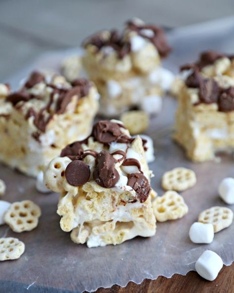 Honeycomb S'mores Bars Honeycomb Cereal, Cookie Swap Recipes, S Mores Bars, Shower Vintage, Cereal Dessert, Cereal Snacks, Marshmallow Treats, Cereal Treats, Cereal Bars