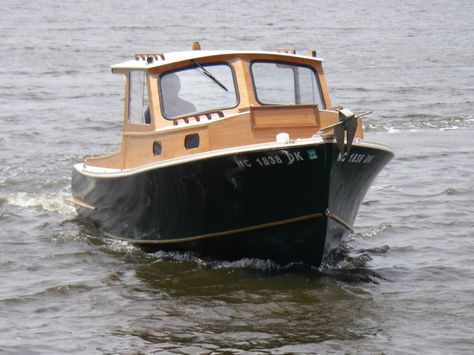 Outer Banks 20 | B&B Yacht Designs Robinson Helicopter, Wooden Boat Kits, Wood Boat Building, Model Boat Plans, Wood Boat Plans, Lobster Boat, Plywood Boat, Duck Boat, Build Your Own Boat