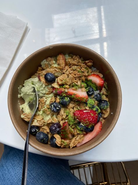 Matcha Yogurt Bowl, Granola Fruit Bowl, Matcha Yogurt, Yogurt Bowl Recipe, Breakfast Inspiration, Yogurt Bowl, Fruit Food, Mint Tea, Fruit Smoothies