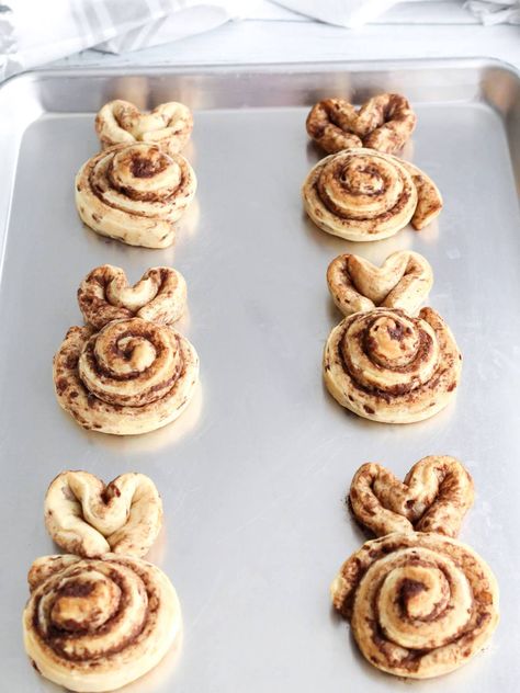 Easter Bunny Cinnamon Rolls - Midwest Life and Style Blog Easter Morning Breakfast, Easter Breakfast Recipes, Bunny Cinnamon Rolls, Sunrise Breakfast, Easy Monkey Bread, Fun Holiday Treats, Fancy Breakfast, Back To School Breakfast, Easter Breakfast