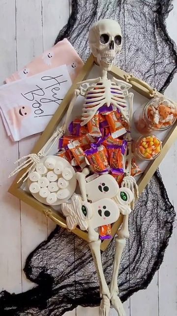 Treat Charcuterie Board, Halloween Treats For Party, Halloween Snack Tray, Halloween Treat Board, Halloween Charcuterie Board Ideas, Halloween Cookie Treats, Appetizer Boards, Desserts Halloween, Halloween Sweet Treats