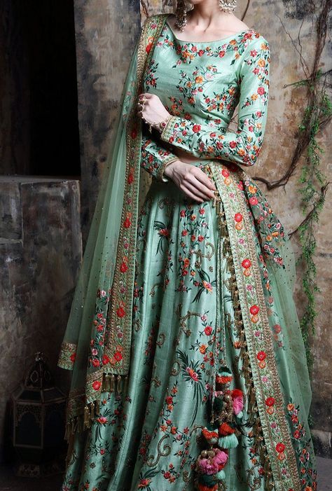 9aa42b31882ec039965f3c4923ce901bdesc41907614ri Raw Silk Lehenga, Desi Wedding Dresses, Floral Lehenga, Lehnga Dress, Bridal Dresses Pakistan, Indian Bridal Lehenga, Designer Bridal Lehenga, Desi Outfits, Choli Designs