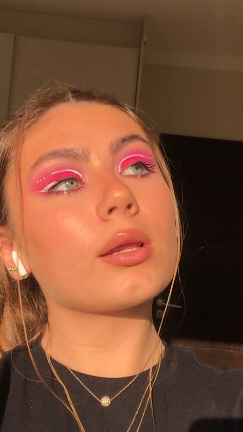 White Eyeliner With Eyeshadow, Pink Eyeshadow With White Eyeliner, Pink Neon Eyeliner, Pink Makeup White Eyeliner, Pink Graphic Eyeliner Looks, Pink Makeup Looks Festival, Pink Eyeshadow White Eyeliner, Pink White Eyeliner, White And Pink Makeup Looks