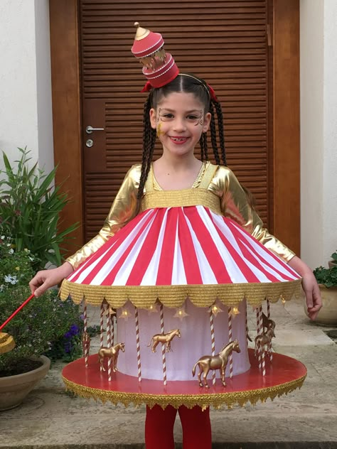 Carousel costume Creative Kids Halloween Costume, Halloween Costumes Kids Homemade, Halloween Costume Couple, Diy Fantasia, Meme Costume, Kids Homemade, Diy Costumes Kids, Diy Halloween Costumes For Kids, Homemade Halloween Costumes